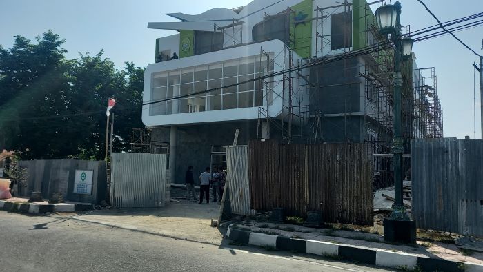 PROSES PEMBANGUNAN: Pekerja proyek masih melakukan pembangunan gedung Perpusda Bantul yang baru Selasa (29/10/2024).