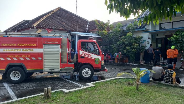 EVAKUASI: Petugas damkar BPBD Bantul saat memadamkan api di Kantor PLKB Kasihan Selasa (29/10/2024).