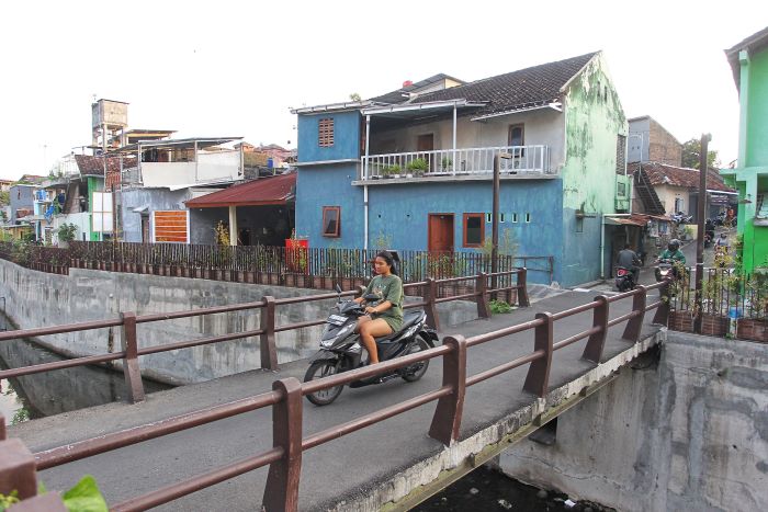 PADAT PENDUDUK: Pengguna jalan melintasi jembatan yang menghubungkan wilayah Kalurahan Caturtunggal dan Kalurahan Condongcatur, Kapanewon Depok, Sleman, Selasa (29/10/2024)