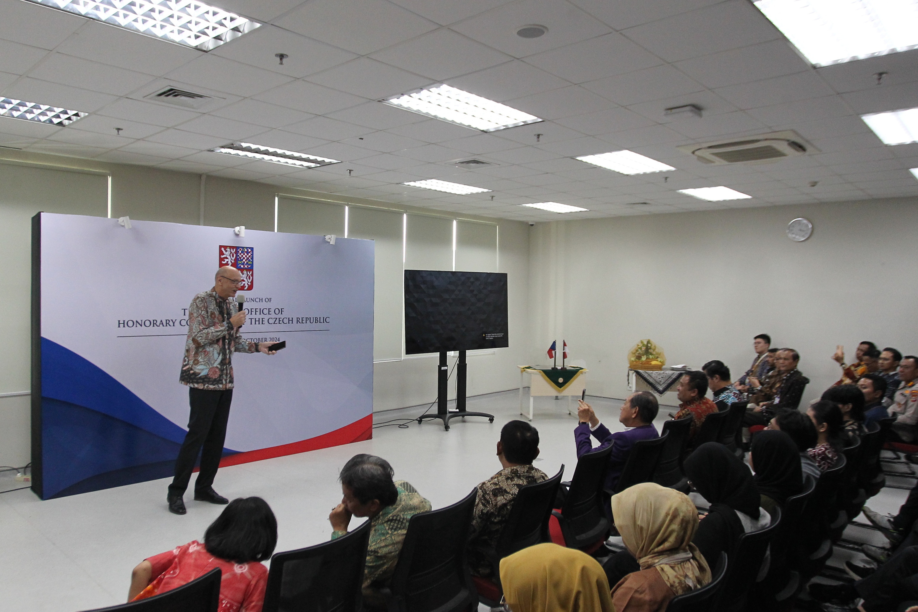 Duta Besar Republik Ceko untuk Indonesia, Jaroslav Dolecek, saat peresmian Kantor Perwakilan Konsulat Jenderal Kehormatan Republik Ceko  di Gedung Agrotropica Learning Center, Fakultas Pertanian UGM