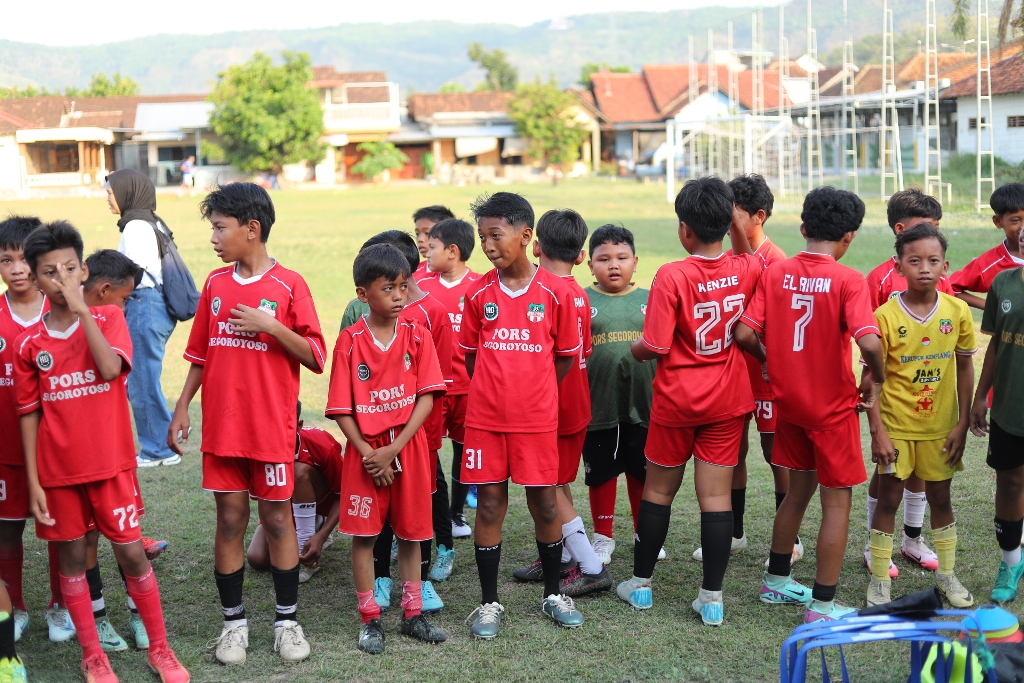 Keterangan Para siswa SSB PORS Segoroyoso saat menjalani latihan coaching clinic yang diselenggarakan oleh Pegadaian dan PT LIB.