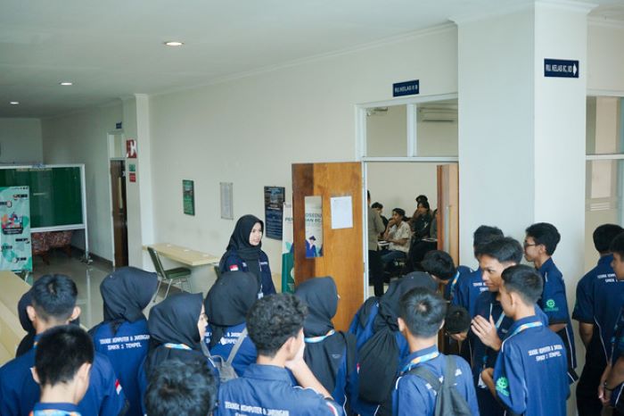 ANTUSIAS: Rombongan siswa SMKN 1 Tempel saat melakukan agenda Field Study ke Universitas Jenderal Achmad Yani Jogjakarta (Unjaya).