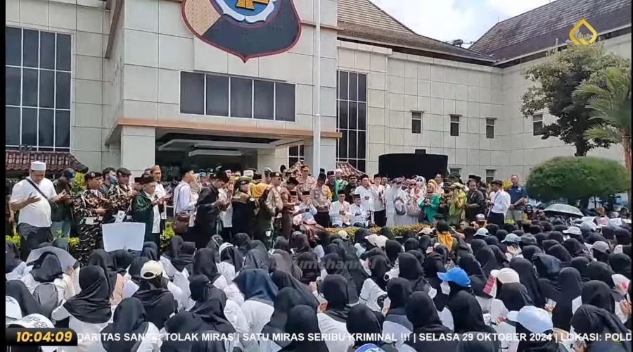 Ribuan santri melakukan aksi dan doa di depan kantor Polda DIY.