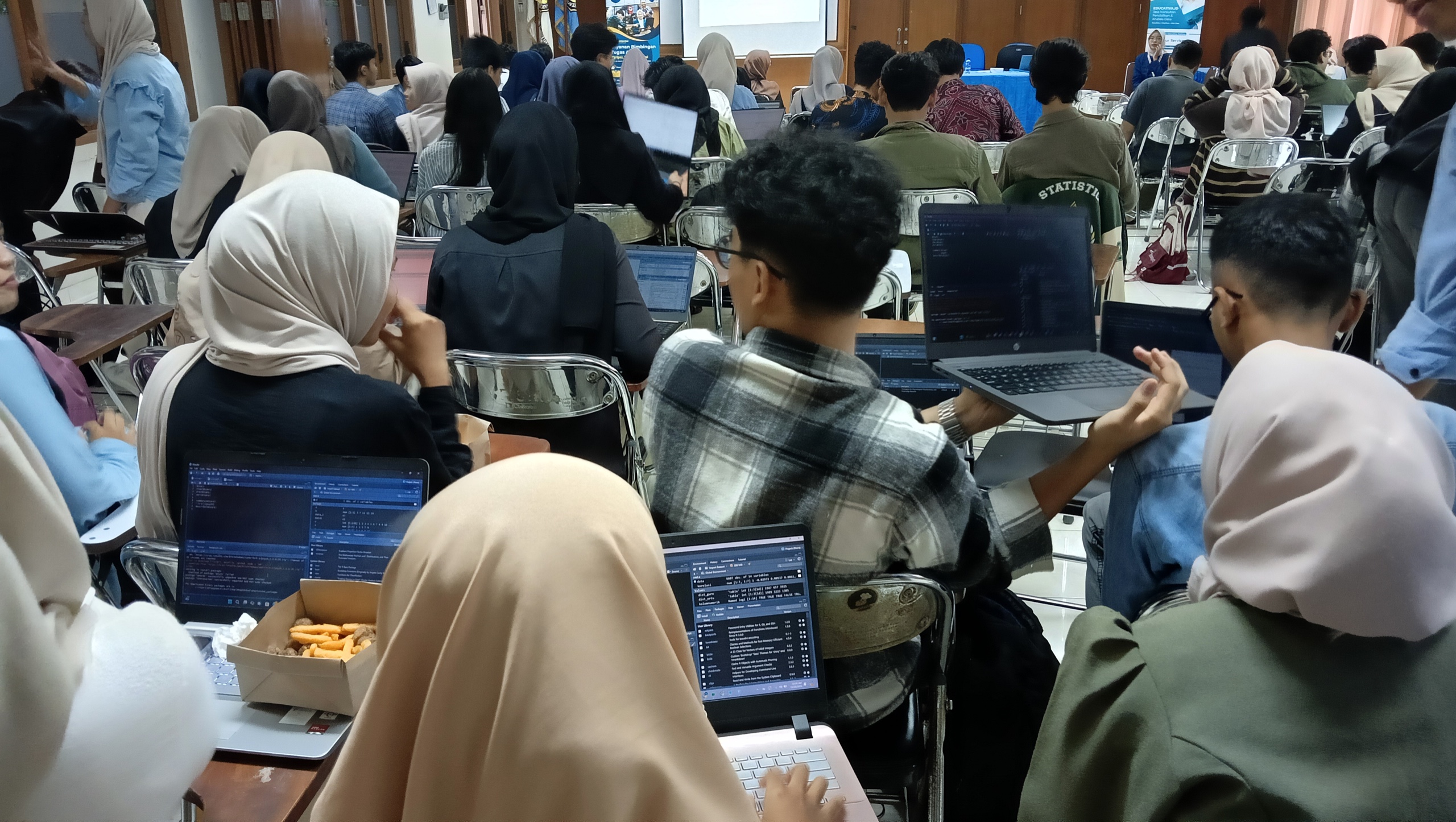 Sesi praktik analisis data menggunakan R Studio yang diikuti oleh puluhan mahasiswa FMIPA UNY pada workshop CRAFT, Minggu (20/10/2024).