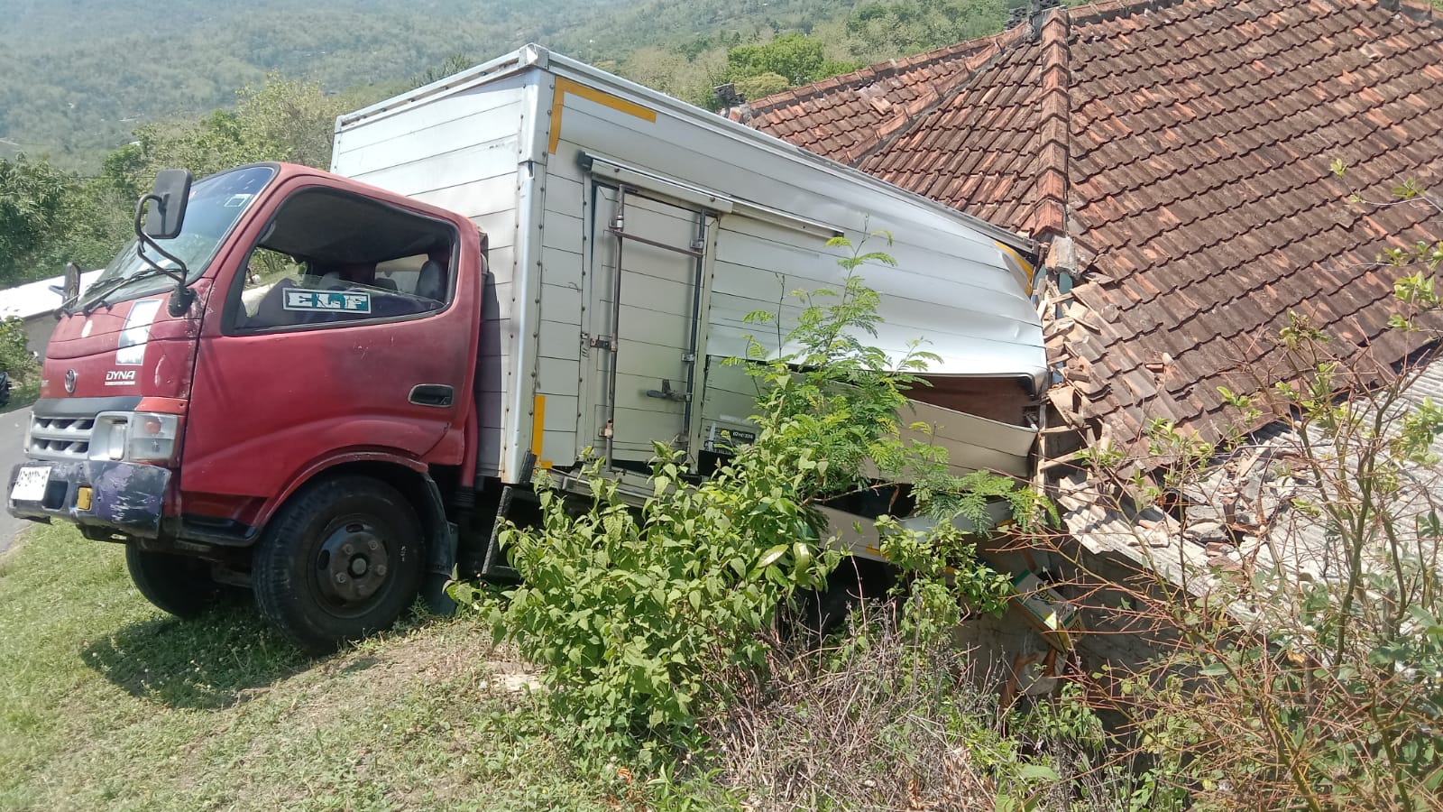 &nbsp;  Truk terperosok hantam balai dusun akibat tak kuat menanjak di Jalan Gedangsari - Wedi, Dusun Jatibungkus, Hargomulyo, Gedangsari, Gunungkidul, Selasa (29/10) sekitar