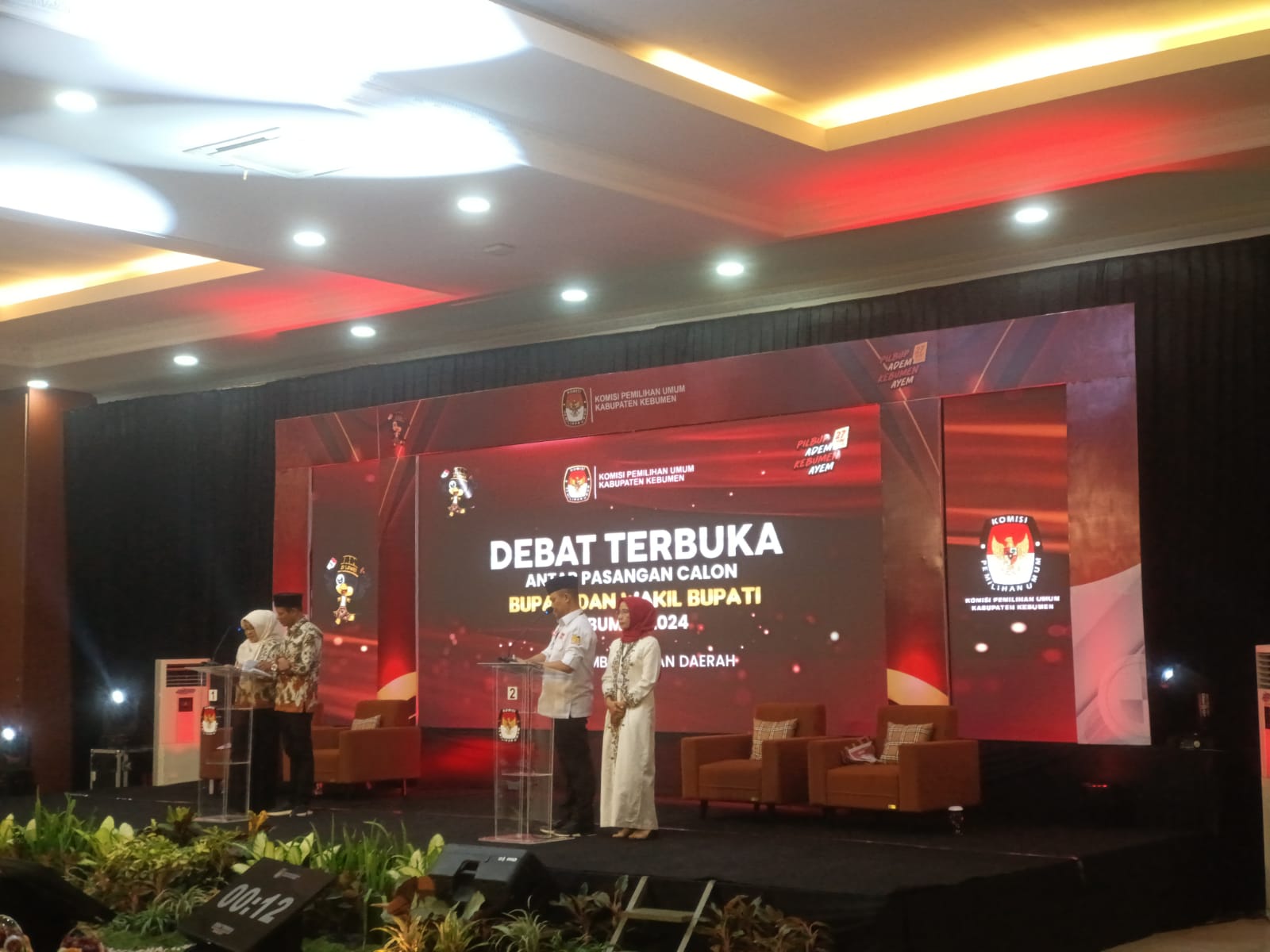 ADU GAGASAN : Paslon Lilis-Zaeni dan Paslon Arif-Rista berada dalam satu panggung dalam acara debat terbuka yang digelar KPU Kebumen.