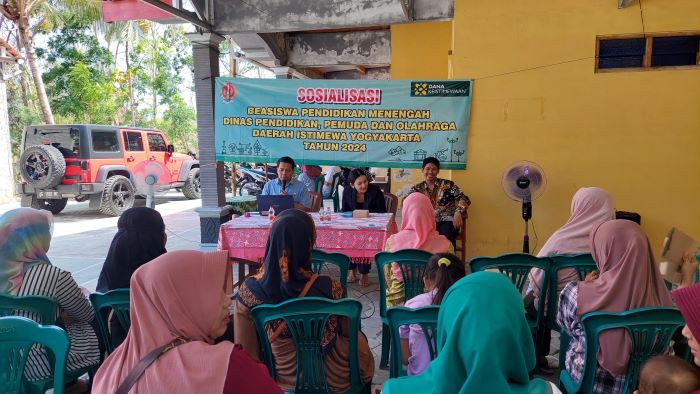MASYARAKAT BERHAK TAHU: Anggota Komisi D DPRD DIY Ika Damayanti Fatma Negara menjadi narasumber sosialisasi Beasiswa Pendidikan Menengah Tahun 2024 di Sanggar Amonglare Sendangsari, Pengasih