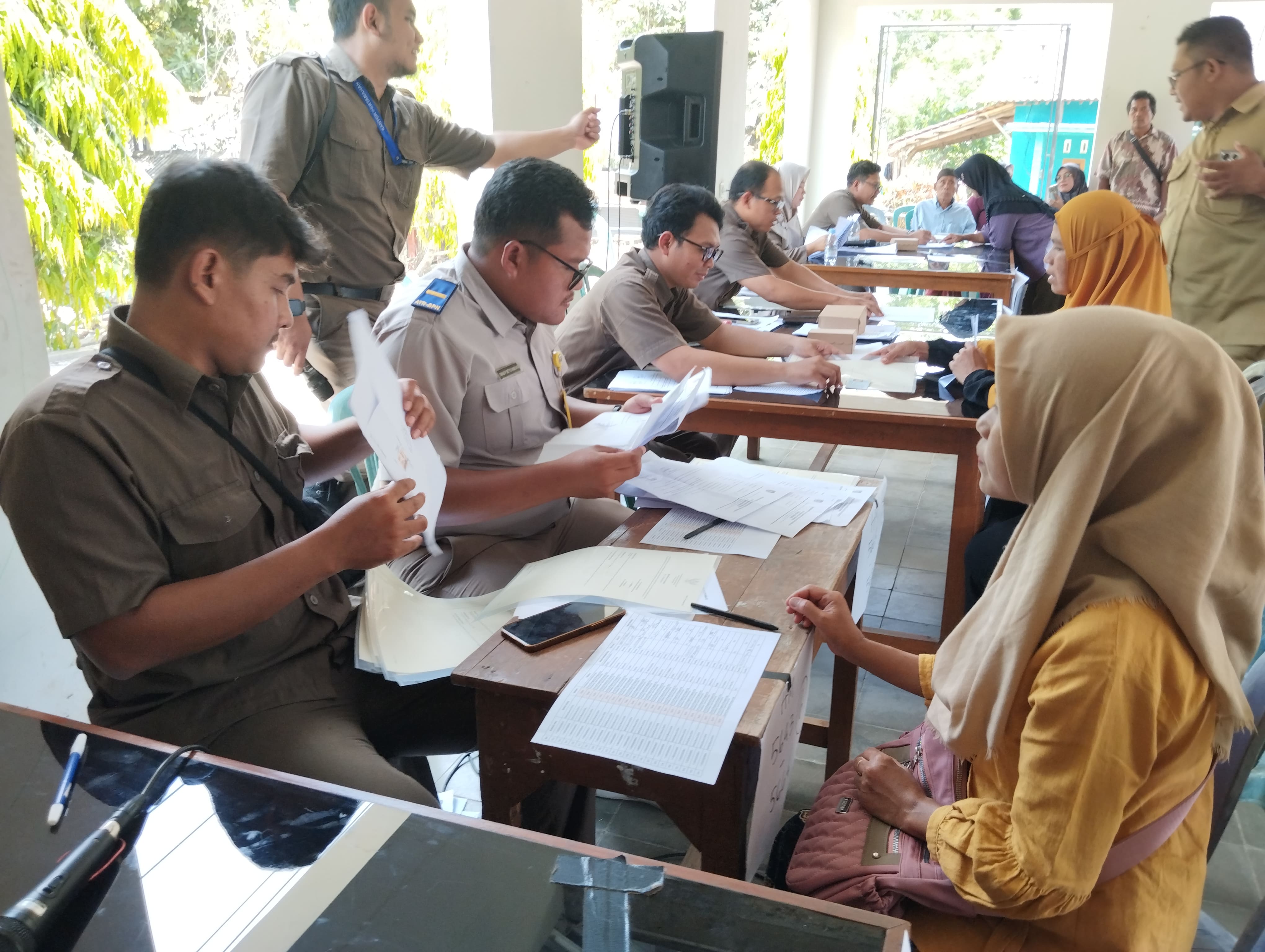 Penyerahan sertifikat elektronik program PTSL 2024 kepada warga Desa Bener, Kecamatan Bener, Purworejo pada Selasa (29/10).  &nbsp;