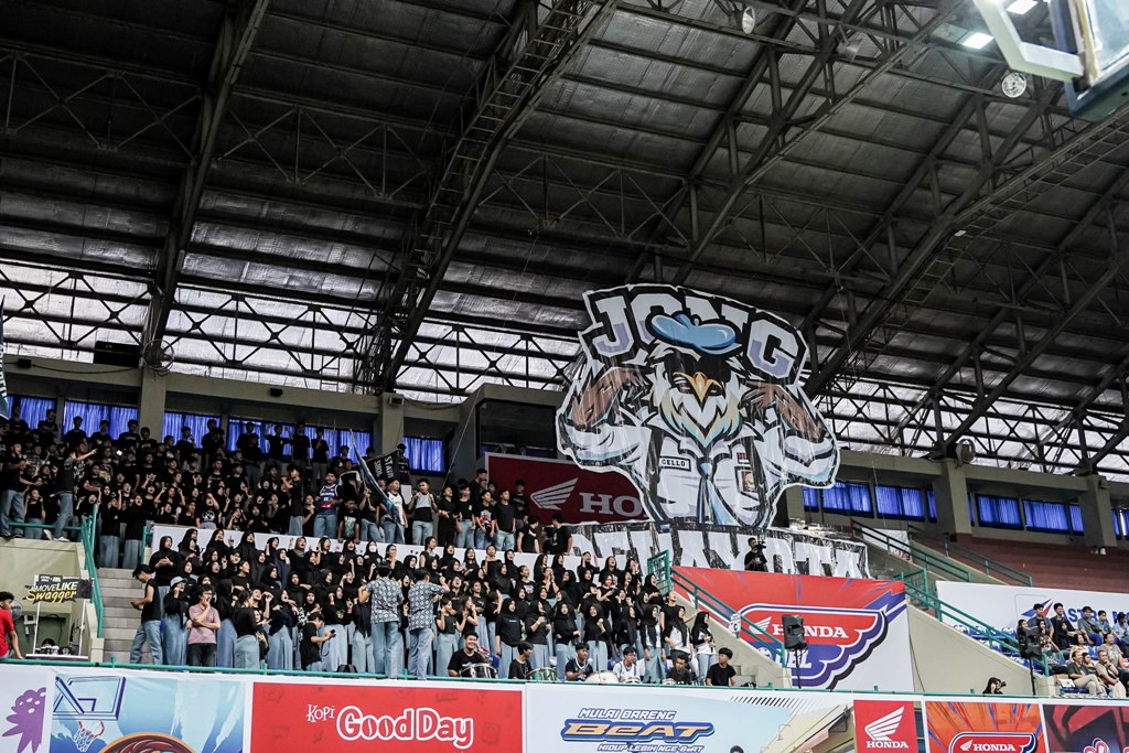 Jong Delayota suporter dari SMAN 8 Jogja tetap bersemangat untuk memberikan semangat kepada tim kesayangan mereka di GOR UNY, Selasa (29/10).