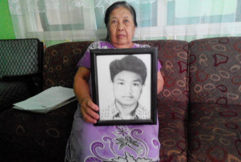 Genoveva Misiati, Ibu Petrus Bima Anugerah memegang foto Bimo.
