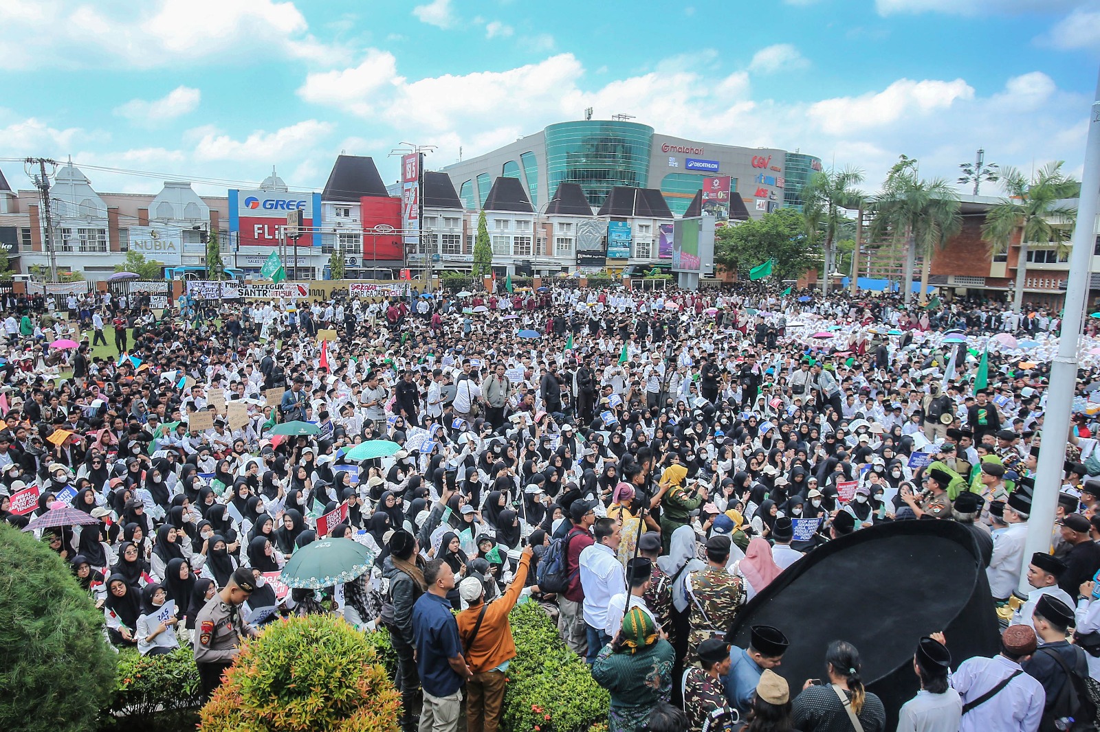 Ribuan orang Gerakan Pemuda (GP) Ansor dan santri Nahdlatul Ulama (NU) dari berbagai wilayah di DIY memadati Mapolda DIY pada Selasa (29/10/2024).