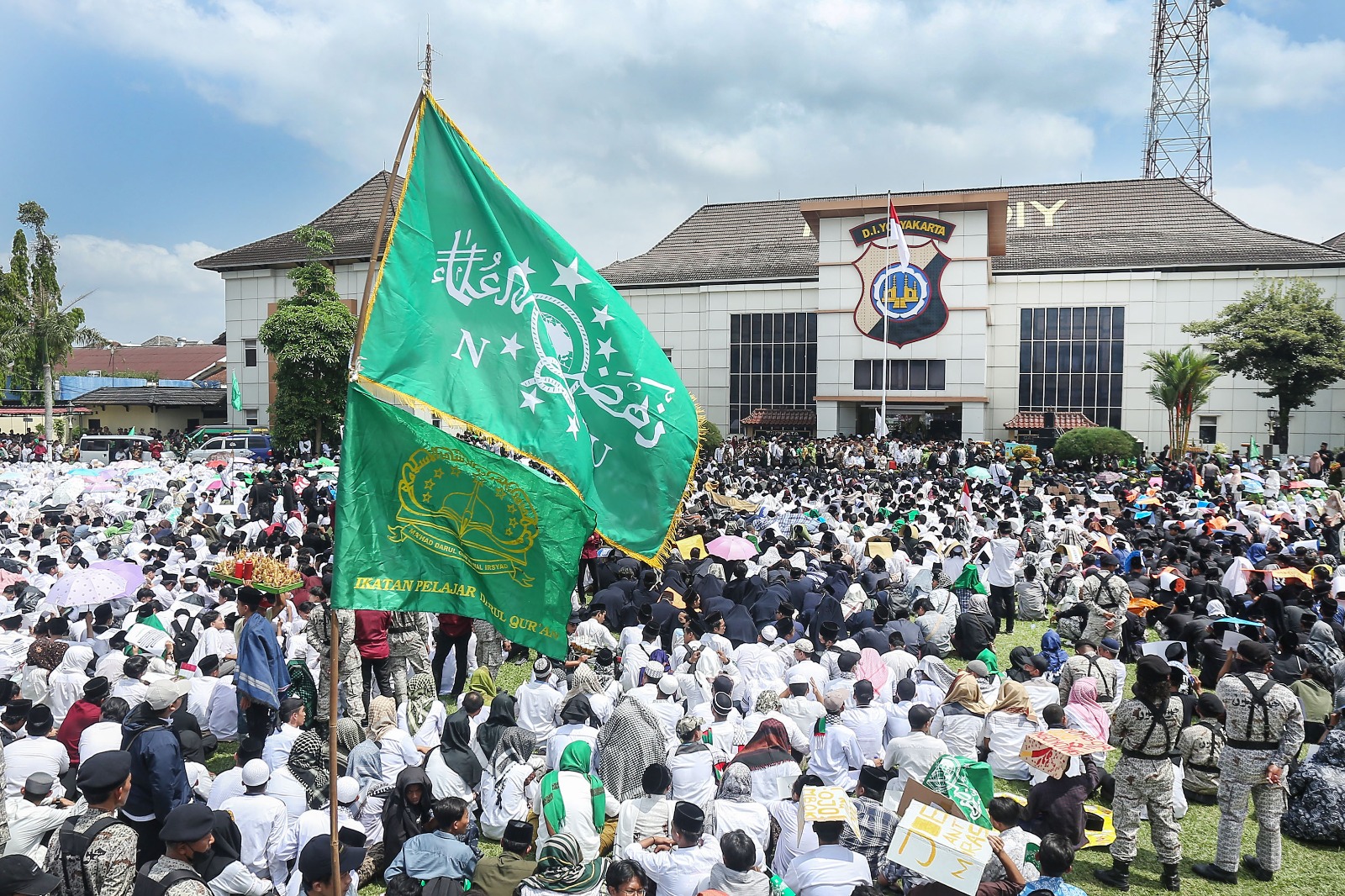 Ribuan orang Gerakan Pemuda (GP) Ansor dan santri Nahdlatul Ulama (NU) dari berbagai wilayah di DIY memadati Mapolda DIY pada Selasa (29/10/2024).