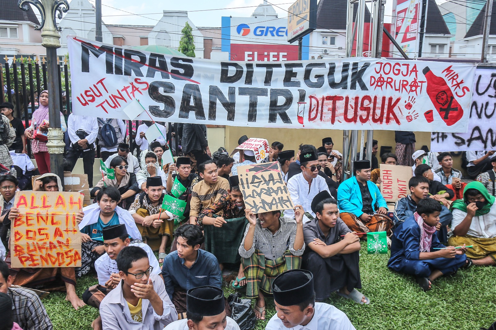 Ribuan orang yang tergabung dalam Gerakan Pemuda (GP) Ansor dan santri Nahdlatul Ulama (NU) dari berbagai wilayah di DIY memadati Mapolda DIY pada Selasa (29/10/2024).
