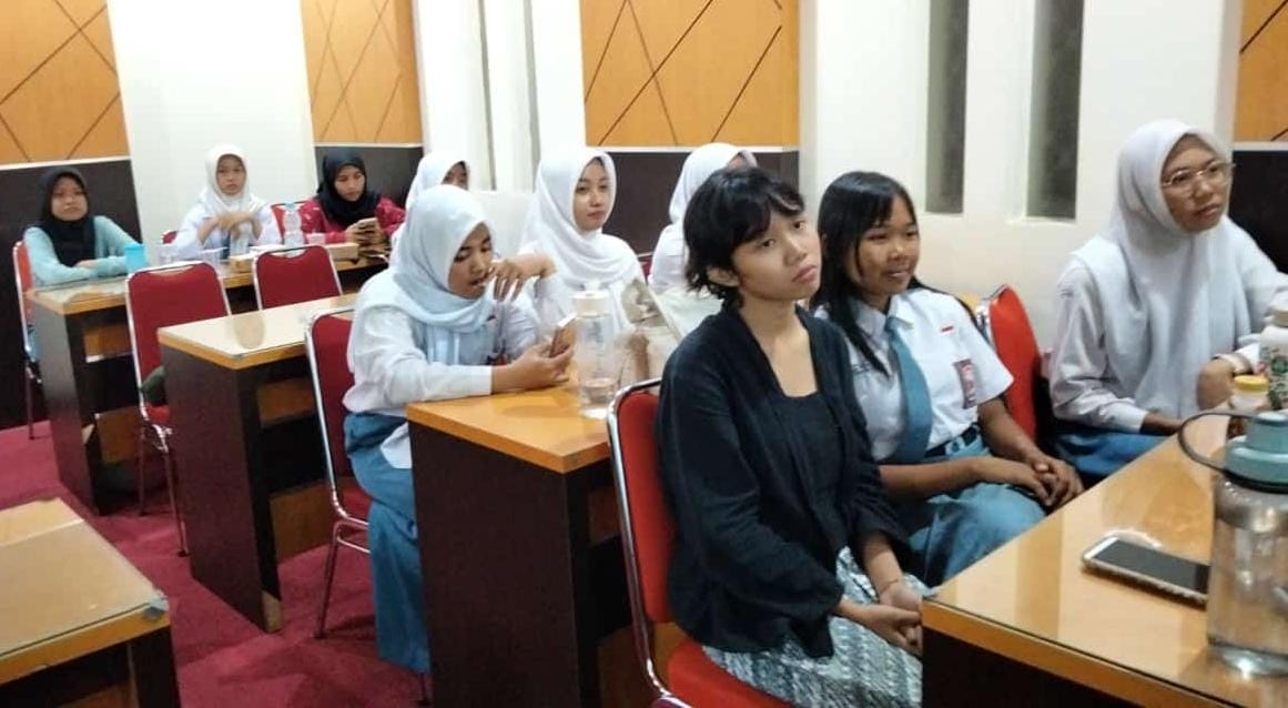 DITANTANG - Siswa SMKN 6 Jogja mengikuti presentasi bisnis plan zurich student company pada Senin (29/10/2024)  (Doc SMKN 6 untuk Radar Jogja)