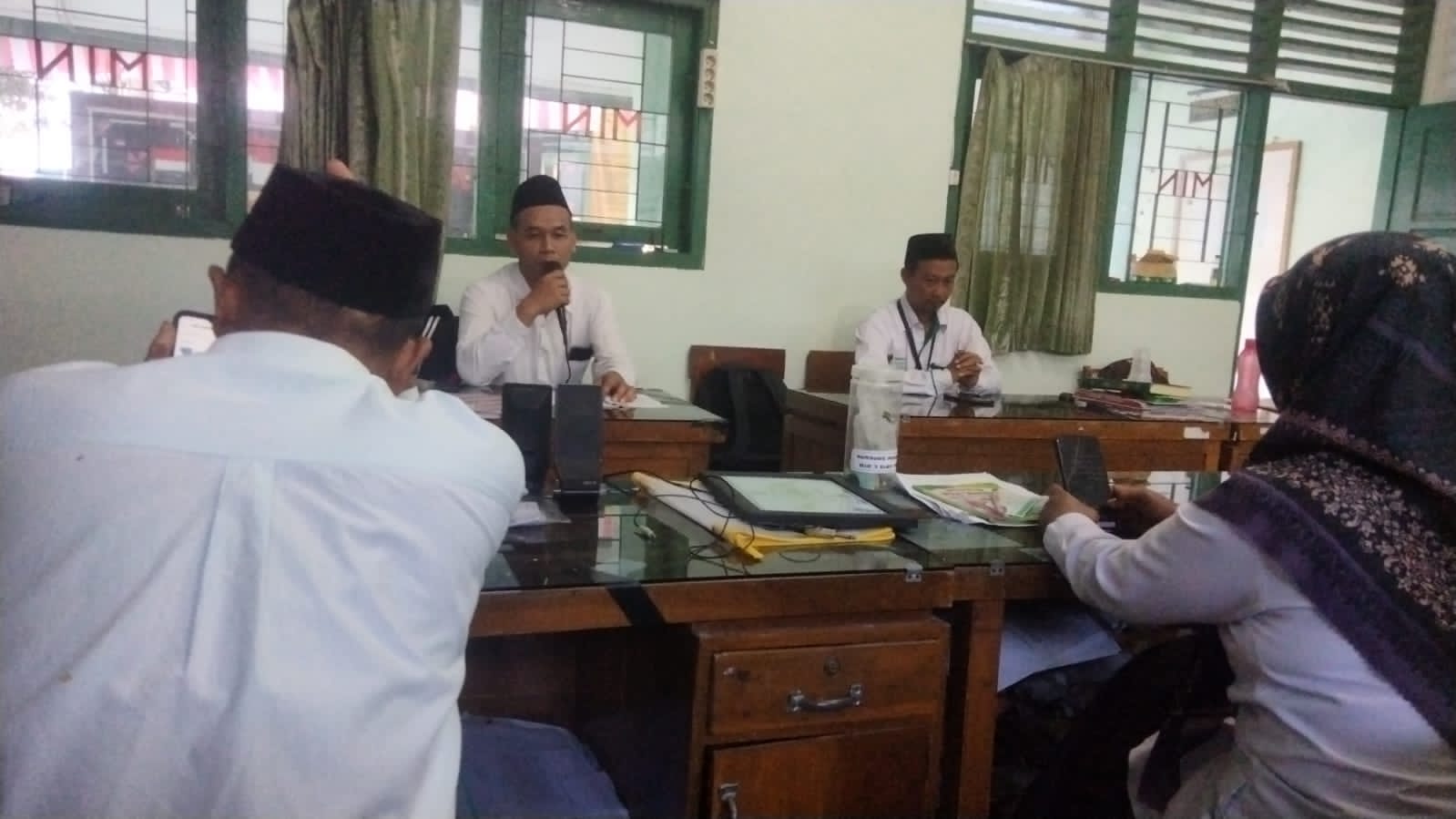 EFEKTIF - Guru MIN 3 Kulon Progo saat melaksanakan program Bookshare pada Senin (28/10/2024)