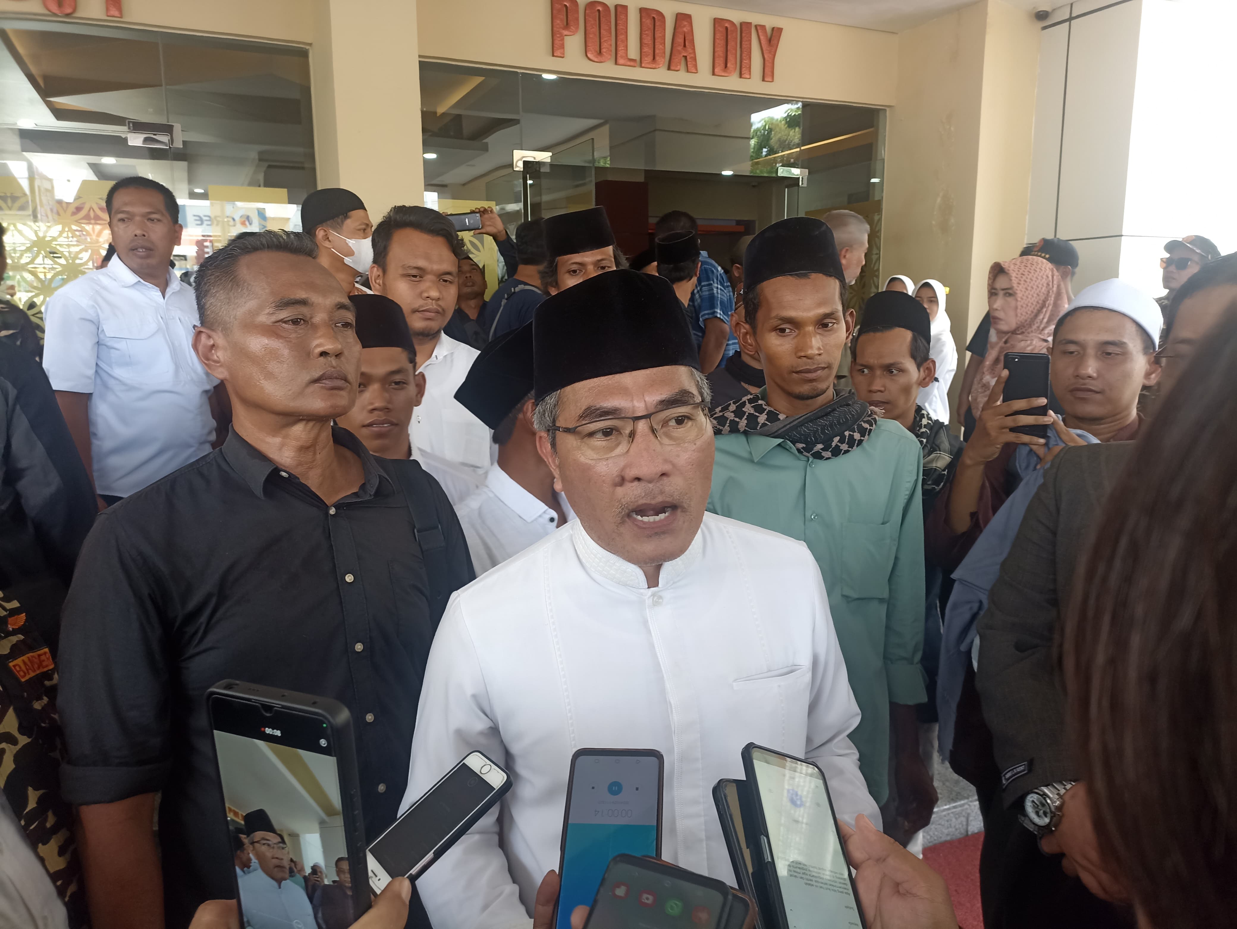 MENOLAK MIRAS: Abdul Halim Muslih ikut hadir di Mapolda DIY Selasa (29/10).