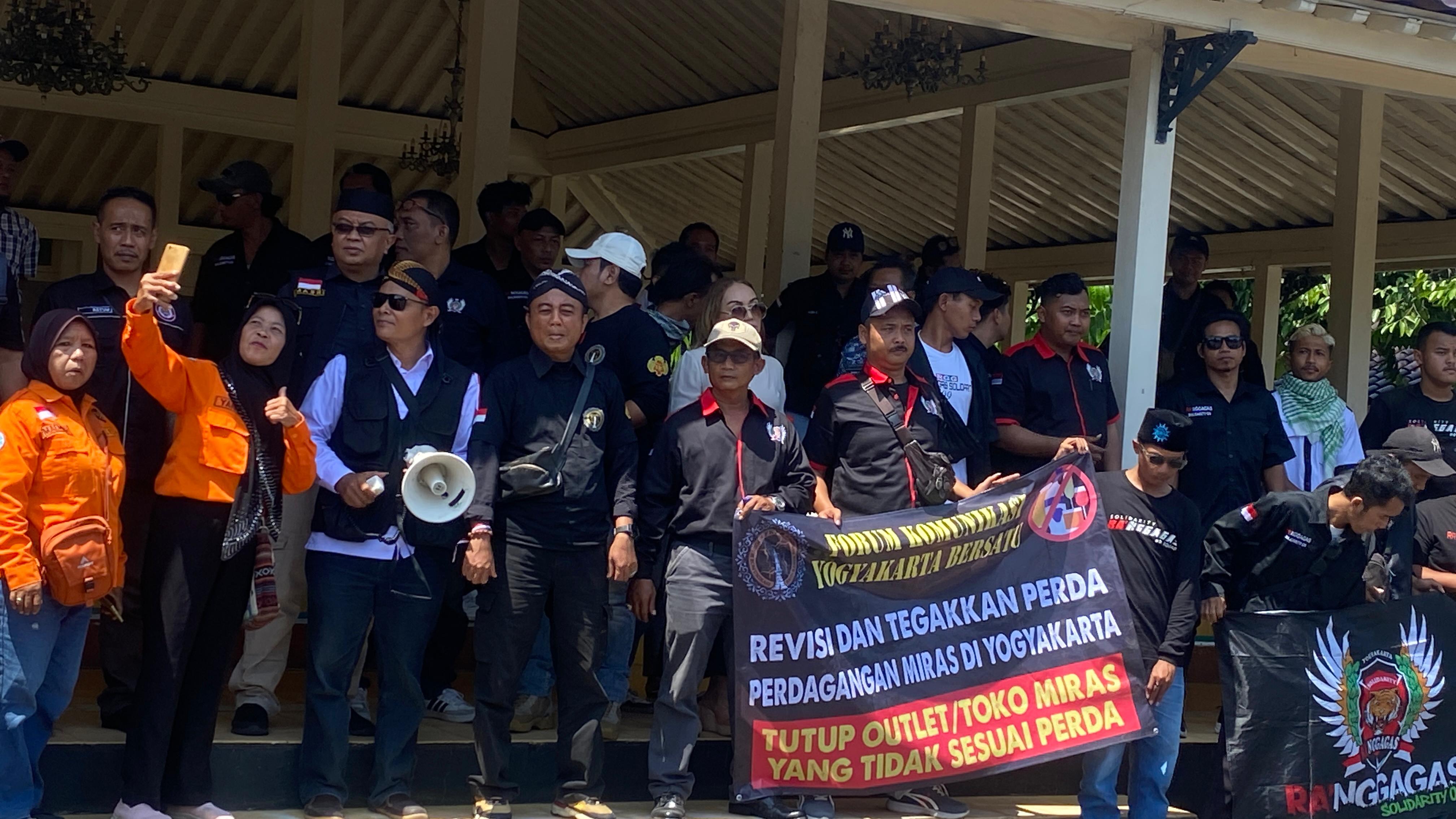 Aksi FKYB di Kompleks Kepatihan Yogyakarta, mendesak ditegakkannya aturan peredaran miras di DIY pada Selasa (29/10/2024).  (AGUNG DWI PRAKOSO / RADAR JOGJA)