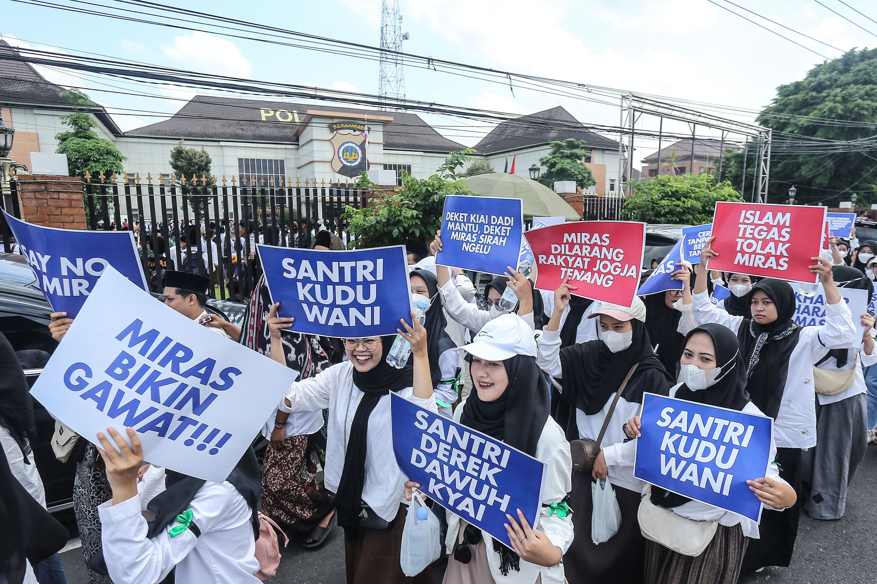 Ribuan santri  menggelar aksi damai "santri menggugat" di halaman Mapolda DIJ, Depok, Sleman, Selasa (29/10).