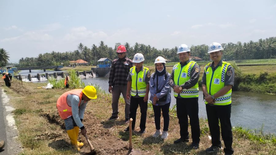 Proses pengerjaan fisik program percepatan air minum Inpres 2024 di wilayah Kabupaten Purworejo.