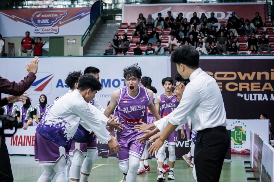 Akiyojiro Adamson, student athlete asal MAN 1 Yogyakarta, terwujud tahun ini dengan berpartisipasi di Honda DBL with Kopi Good Day 2024 di Yogyakarta.