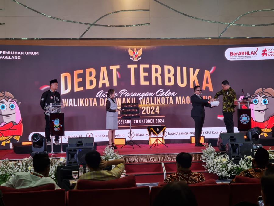 PAPARAN: Paslon wali kota dan wakil wali Kota Magelang mengikuti debat publik putaran pertama di Hotel Atria, Selasa malam (29/10/2024).