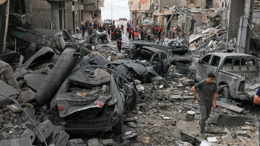 Kondisi Gaza usai serangan udara Israel, warga sipil berjuang di tengah reruntuhan.