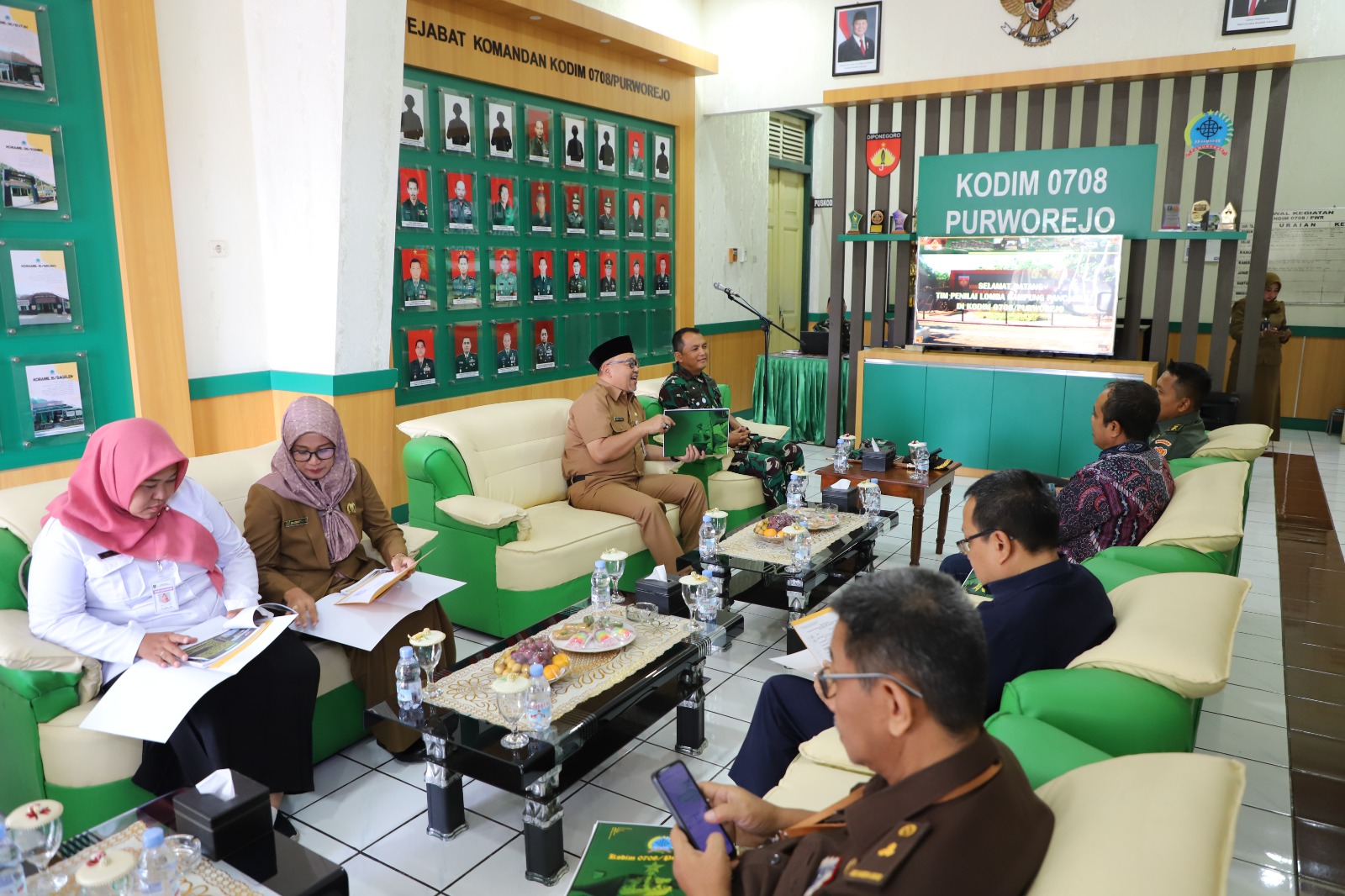 &nbsp;&nbsp;&nbsp;&nbsp; DINILAI: Tim penilai yang dipimpin Pabandya 3/Bin Komsos Letkol Arh Ridwan Budi saat berkunjung ke Purworejo untuk peninjauan dan penilaian Kampung Pancasila di Desa Sidorejo (29