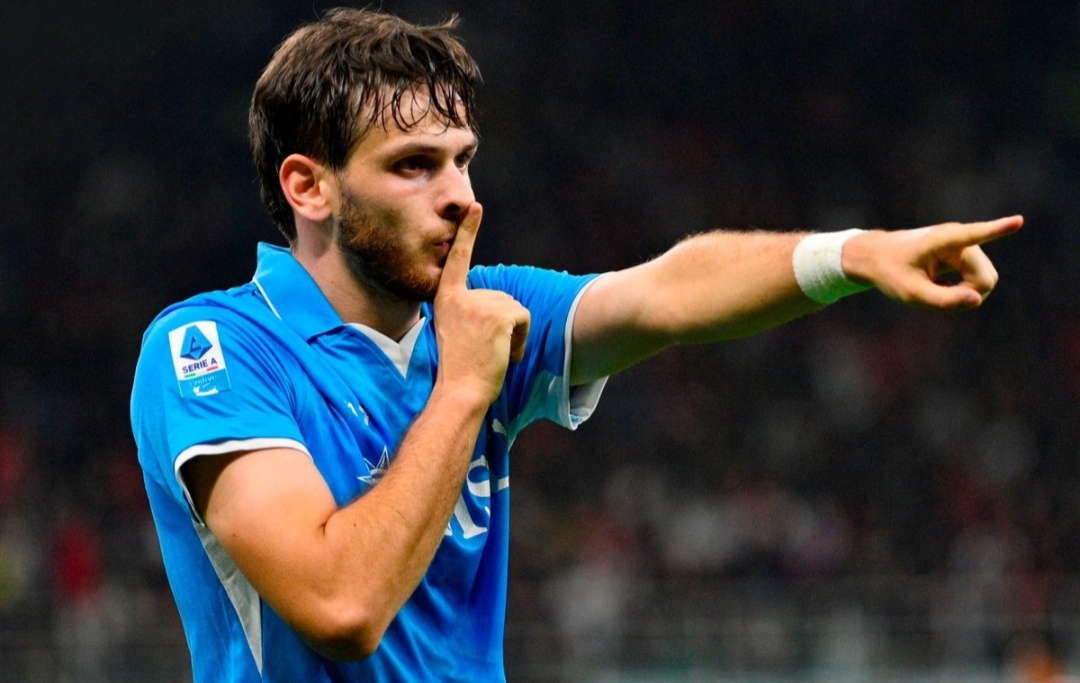 Selebrasi Khvicha Kvaratskhelia usai mencetak gol ke gawang AC Milan dalam kemenangan Napoli di Serie A