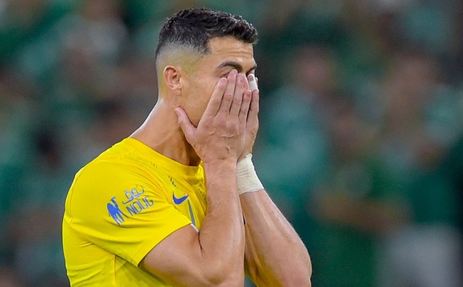 Ekspresi Cristiano Ronaldo usai gagal mencetak gol melalui eksekusi penalti dalam kekalahan atas Al Taawoun