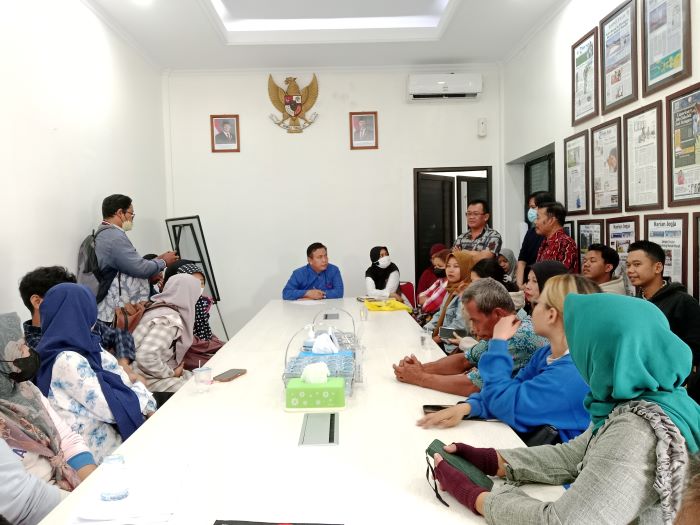 PRIHATIN: AMMPPY ketika melaporkan terkait penahanan ijazah para siswa yang jumlahnya ratusan laporan ke ORI DIY, Rabu (30/10/2024).