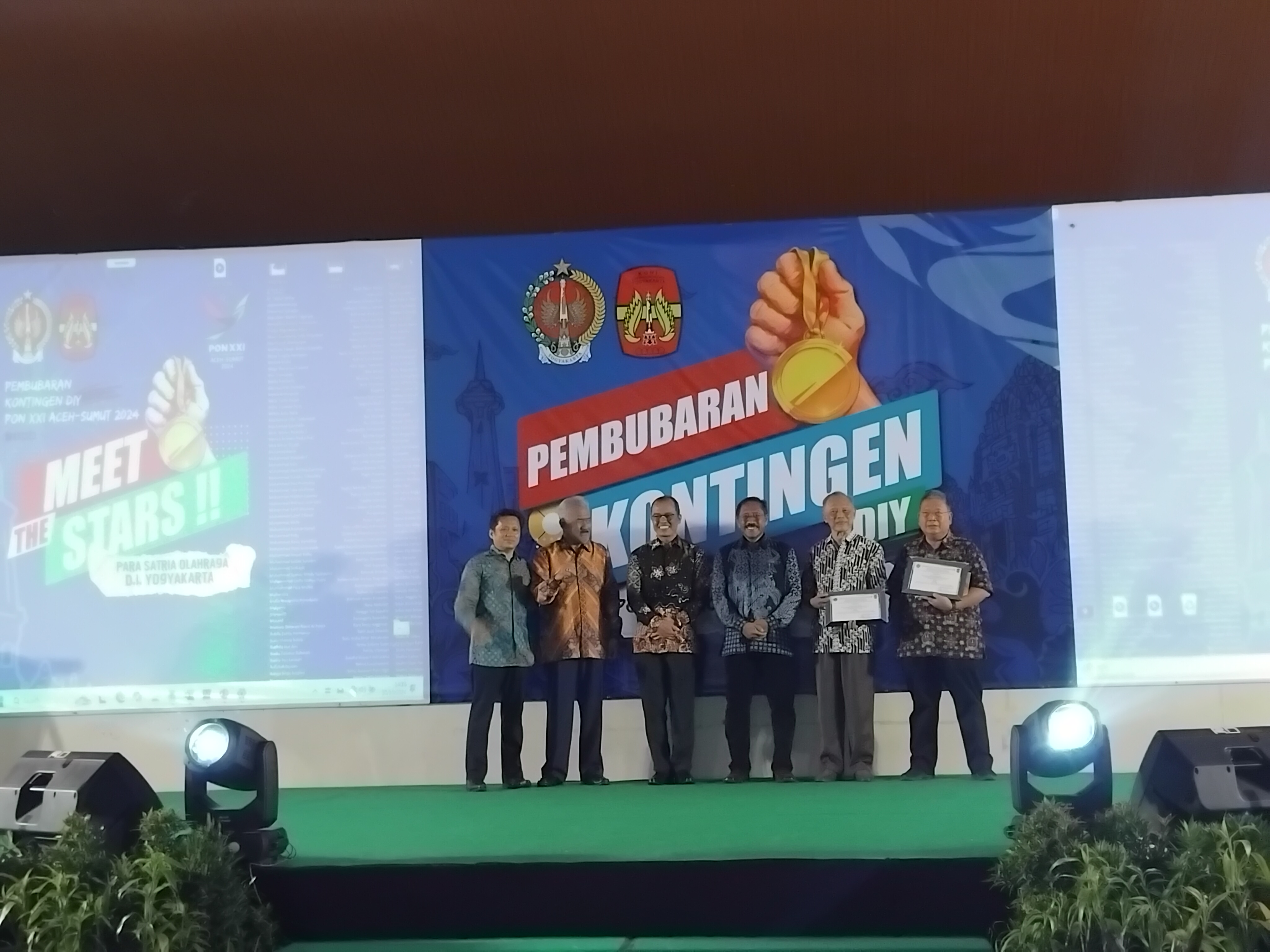 Rizky Wahyu/Radar Jogja&nbsp;  &nbsp;  DIBUBARKAN: Sekprov DIJ Benny Suharsono didampingi Ketua Umum KONI DIJ Djoko Pekik Irianto, GBPH&nbsp; Prabukusumo, dan Master Yoyok bersama perwakilan dua cabor yang menjadi j