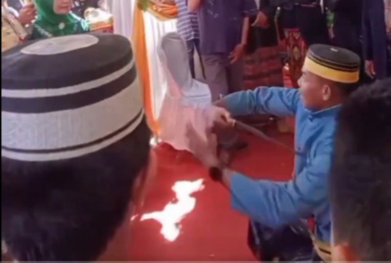 Terlihat korban mengarahkan ujung badik yang runcing ke bagian dadanya.