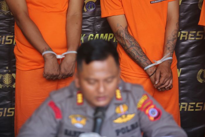 GELAR PERKARA: Kapolsek Gamping AKP Sandro Dwi Rahadian saat menghadirkan pelaku tindak pidana pencurian dengan kekerasan di SPBU Balecatur Rabu (30/10/2024).