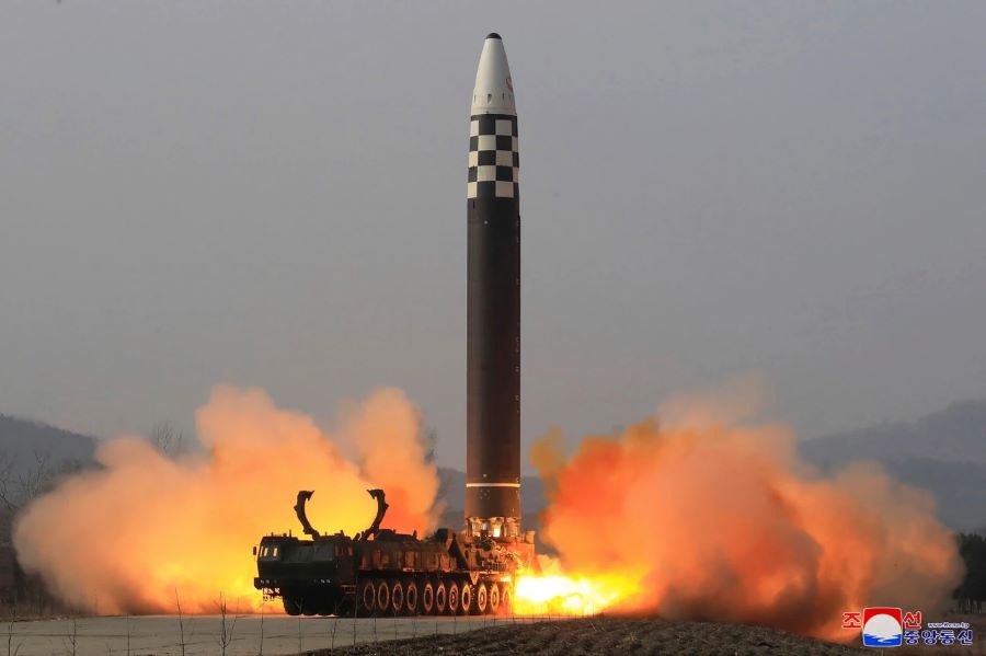 Rudal balistik Korea Utara meluncur di Laut Timur, kembali menciptakan ketegangan di Kawasan Asia.