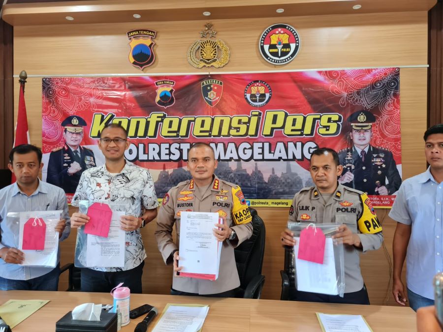 BARANG BUKTI: Kapolresta Magelang saat menunjukkan berkas perkara kasus tindak pidana korupsi percepatan PPG.
