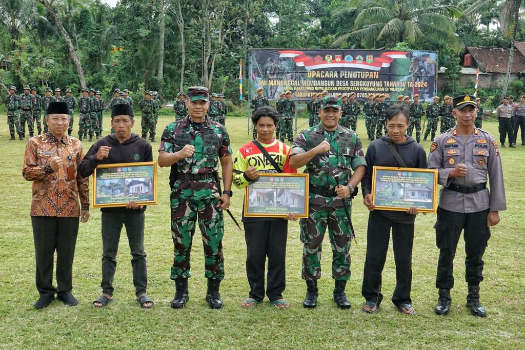 Dandim 0705/Magelang, Danrem 072/Pamungkas, Sekretaris Daerah Kabupaten Magelang, dan jajaran forkompimda saat meninjau hasil pembangunan jembatan di Giriwetan.