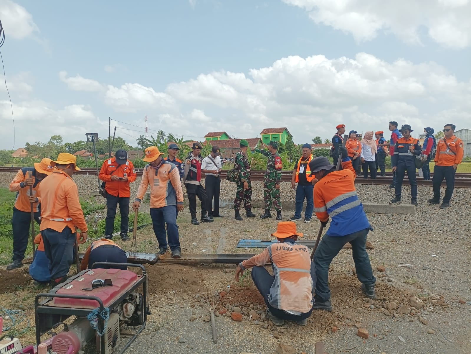 DILARANG MELINTAS : Petugas PT KAI Daop 5 memasang pagar besi sebagai penghalang di lokasi perlintasan liar, tepatnya di timur Stasiun Kebumen, masuk Kelurahan Panjer, Kecamata Kebumen.