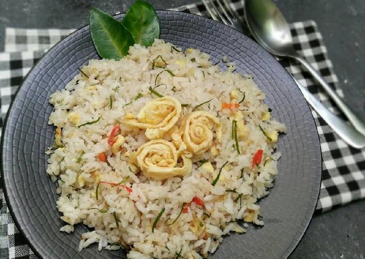 Salah satu cara penyajian Nasi daun jeruk yang menggugah selera.