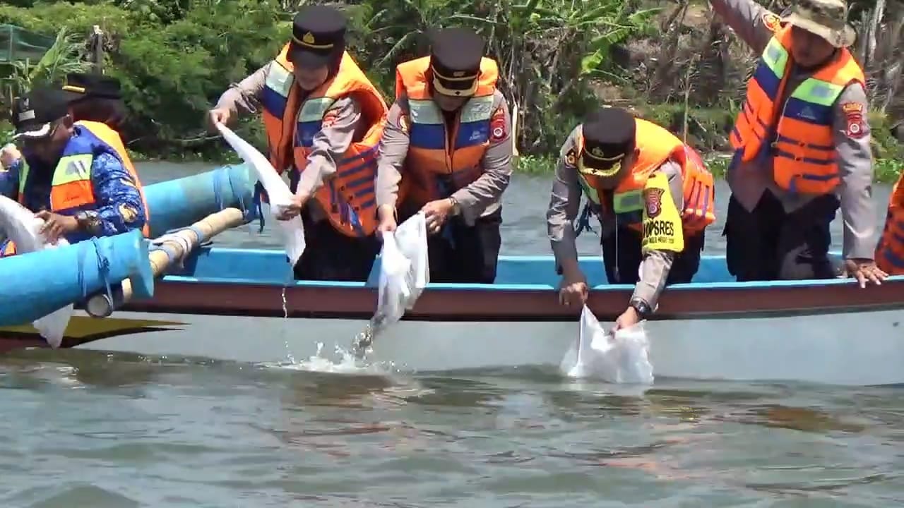 PELEPASAN: Jajaran Polres Kulon Progo melepas ikan untuk pelestarian ekosistem perikanan.