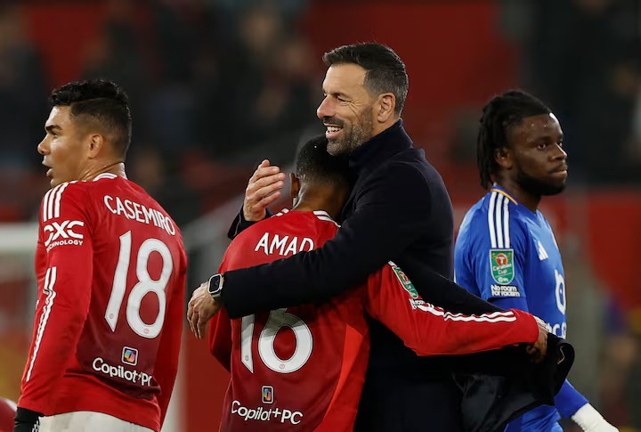 Manajer sementara Manchester United, Ruud van Nistelrooy melakukan selebrasi dengan Amad Diallo setelah kemenangan gemilang 5-2 melawan Leicester City pada pertandingan Carabao Cup, Kamis (31/10/2024)