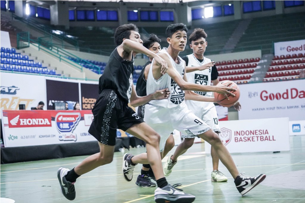 SMAN 1 Kasihan (A) berhasil mengalahkan SMAN 6 Jogja (Namceh) dengan skor 10 - 5 di ajang AZA 3x3 Competition Honda DBL with Kopi Good Day 2024 D.I. Jogjakarta