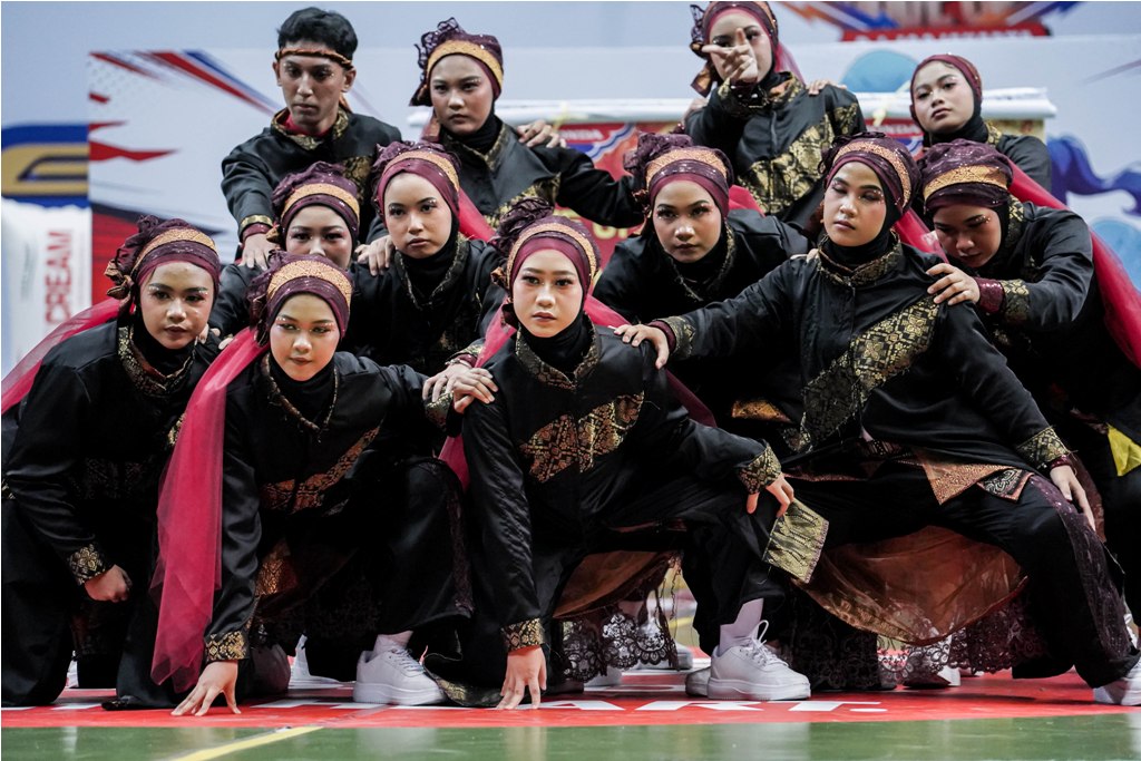 Penampilan tim dance SMA AL Azhar di ajang DBL Dance Competition 2024 Honda DBL with Kopi Good Day 2024 D.I. Jogjakarta