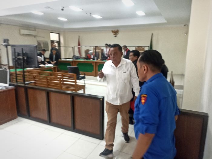 PEMBACAAN VONIS: Terdakwa penyalahgunaan TKD Candibinangun Sismantoro beranjak keluar ruangan usai menjalani sidang putusan di Pengadilan Negeri Tindak Pidana Korupsi