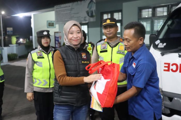 BERI BINGKISAN: Polwan Polres Bantul saat menyambangi  satpam di wilayah Kapanewon Bambanglipuro, Sabtu (26/10) malam.