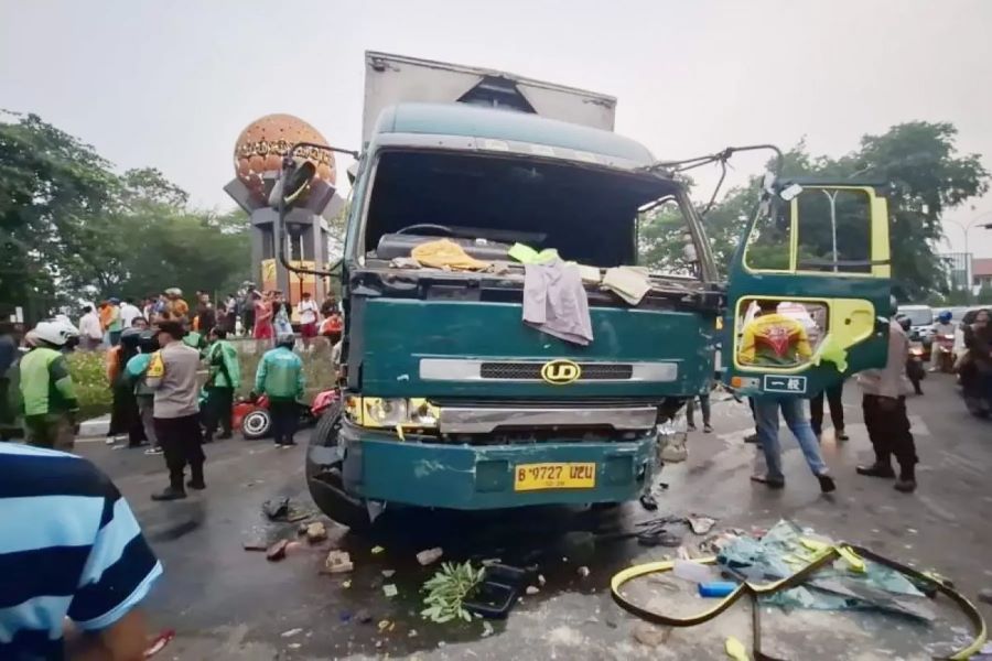 Truk tronton mengamuk di Kota Tangerang,&nbsp;menabrak puluhan pengendara.