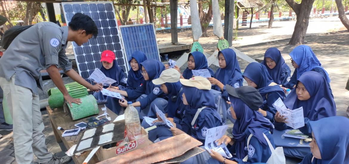 SUMBER ILMU - Siswa MAN 4 Bantul dibawa ke lokasi Pembangkit Listrik Tenaga Hybrid (PLTH) Pantai Baru Srandakan baru-baru ini  &nbsp;