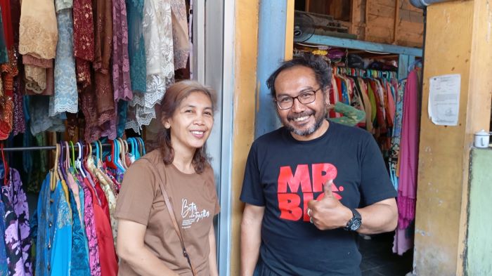 JADI JUJUKAN: Pasangan Purwati dan Agustinus Heriyanto di depan tokonya. Keduanya merupakan pemilik usaha Kebaya Bu Pur di lantai tiga Pasar Beringharjo.
