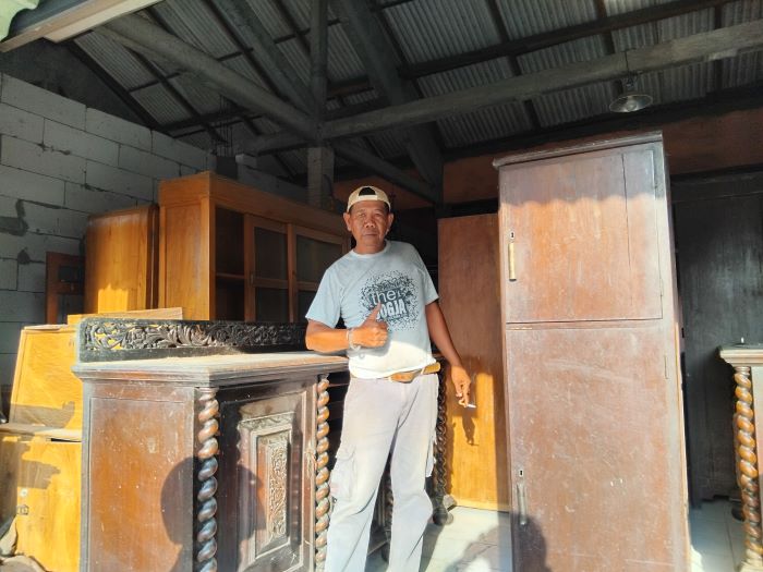 MASIH DICARI: Pemilik Toko Antik Ngurakapi di Jalan Bantul Harno Antik dengan jenis bufet lama model vanderpool.