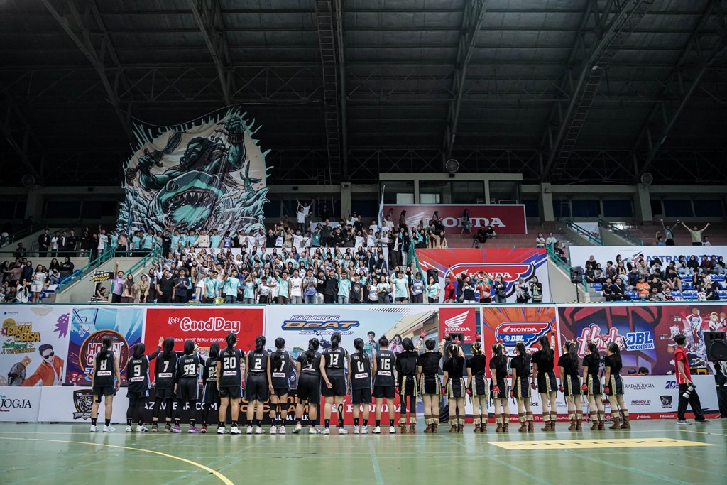 Semangat Smada Mania suporter SMAN 2 Jogja  saat memberikan dukungan kepada tim putri SMADA di GOR UNY, Jumat (1/11).