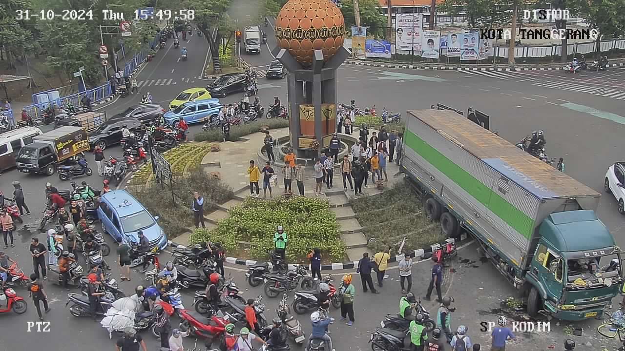 Truk kontainer yang ugal-ugalan mengakibatkan tabrakan beruntun di kawasan Kota Tangerang akhirnya berhenti di Tugu Adipura.